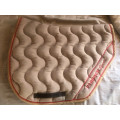 Magnifique tapis Paddock Sport crème et rouge