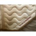 Magnifique tapis Paddock Sport crème et rouge