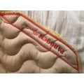 Magnifique tapis Paddock Sport crème et rouge