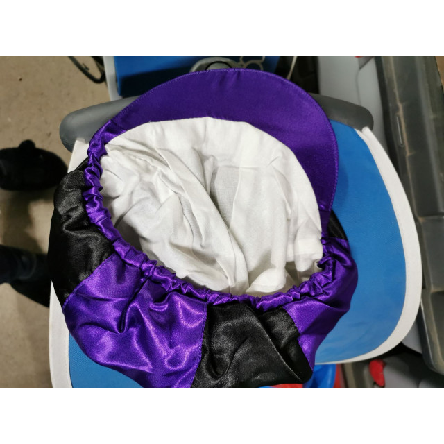 Toque neuve en satin violet/noir