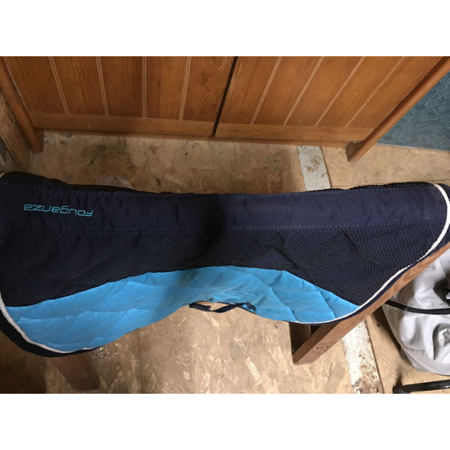 tapis fouganza  bleu turquoise en trés bonne ètat