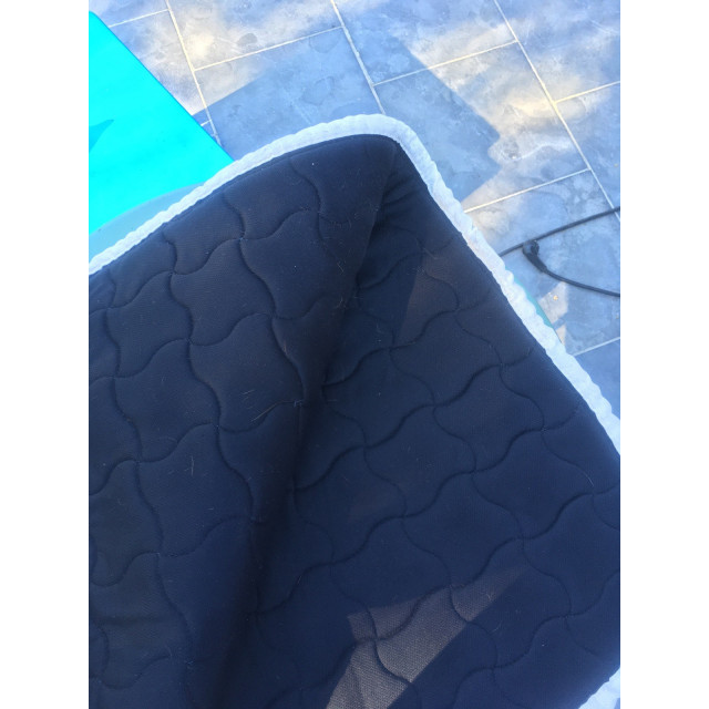 Tapis bleu marine et beige