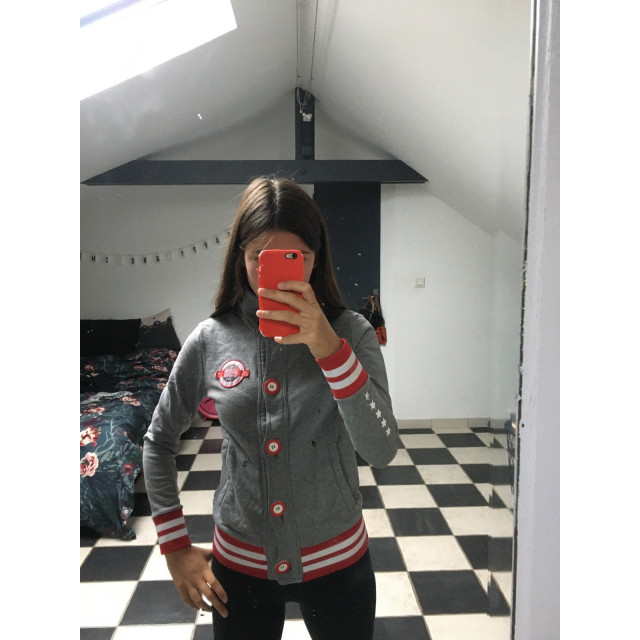 Gilet/sweat gris et rouge