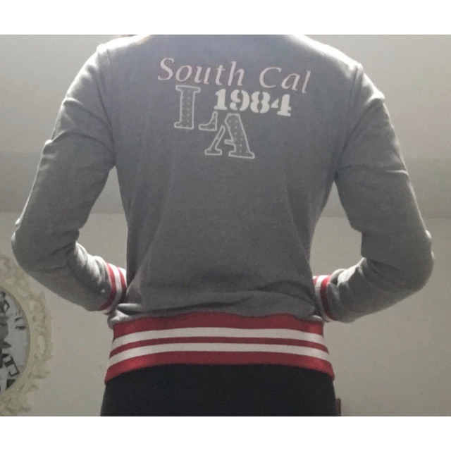 Gilet/sweat gris et rouge
