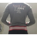 Gilet/sweat gris et rouge