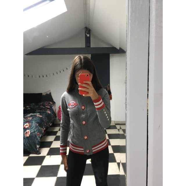Gilet/sweat gris et rouge