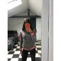 Gilet/sweat gris et rouge
