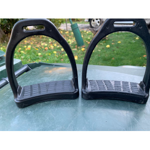 Étriers noirs courbés