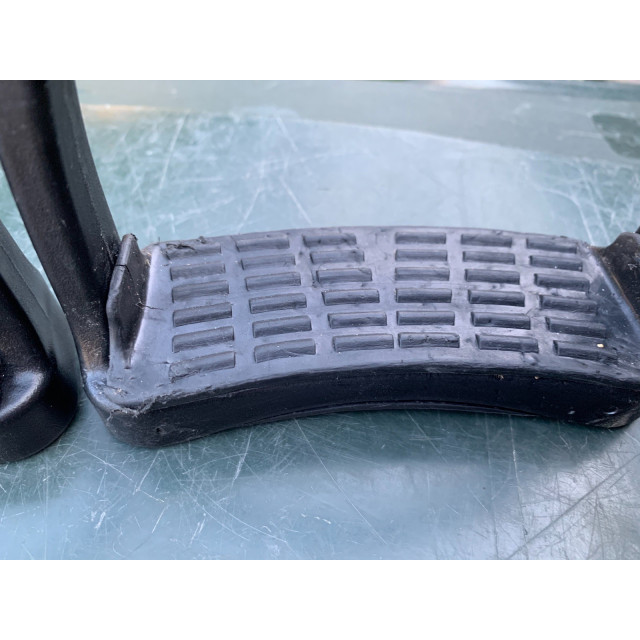 Étriers noirs courbés