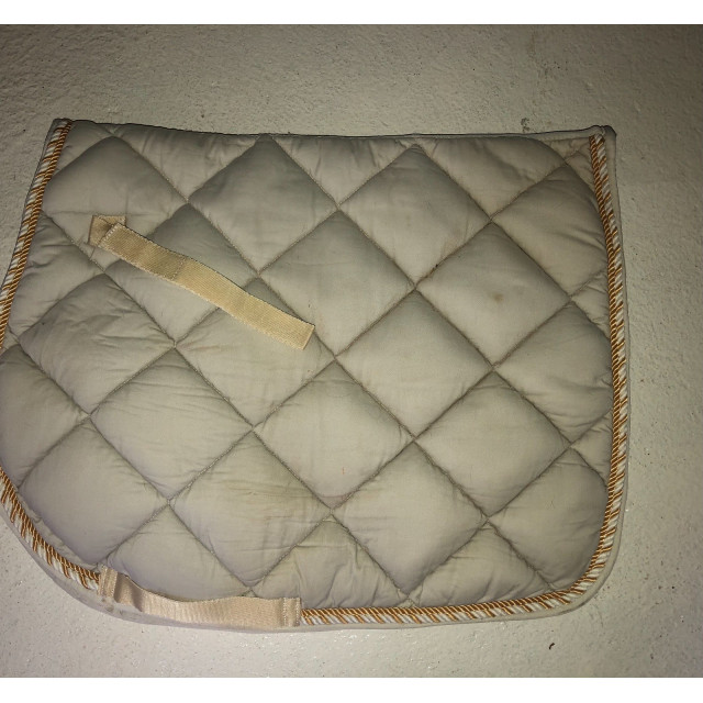 Tapis beige et doré