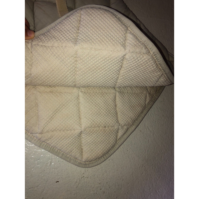 Tapis beige et doré
