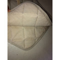 Tapis beige et doré