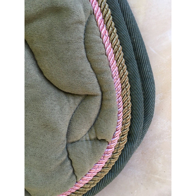 Tapis poney velours vert avec galon