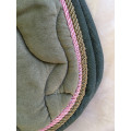 Tapis poney velours vert avec galon