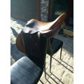 Selle Tulman bon état avec protections, étrivières et étriers