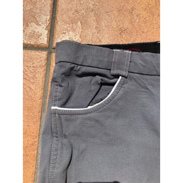 Pantalon gris, komutekir