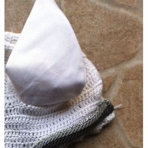 bonnet blanc liseré argent