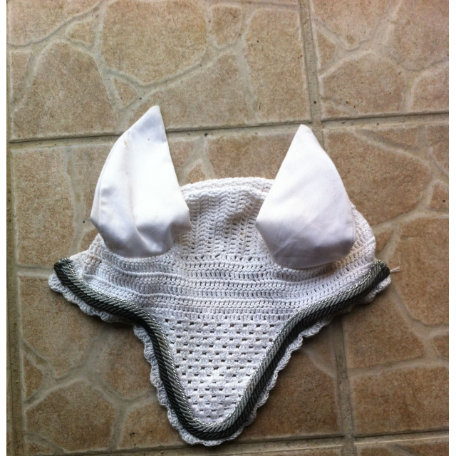 bonnet blanc liseré argent