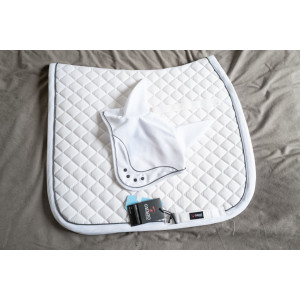 Ensemble tapis et bonnet blanc de concours
