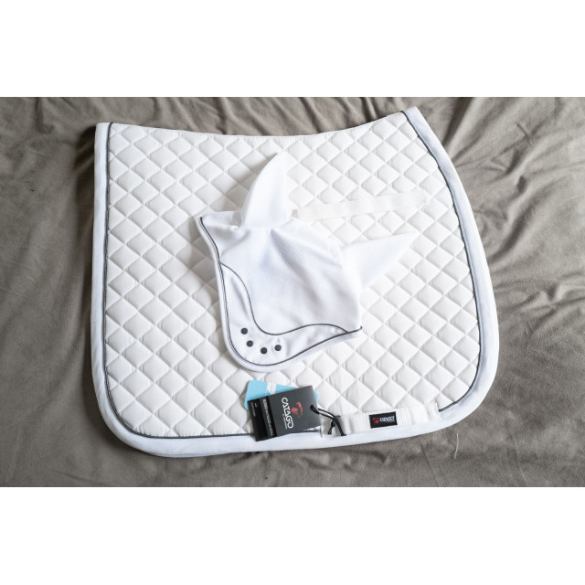 Ensemble tapis et bonnet blanc de concours