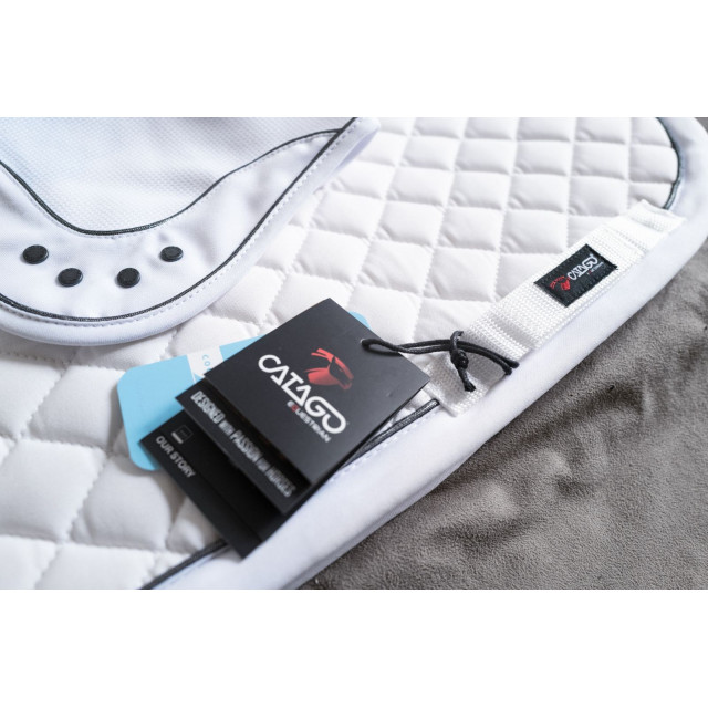 Ensemble tapis et bonnet blanc de concours