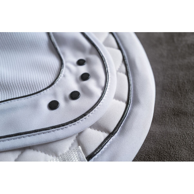 Ensemble tapis et bonnet blanc de concours