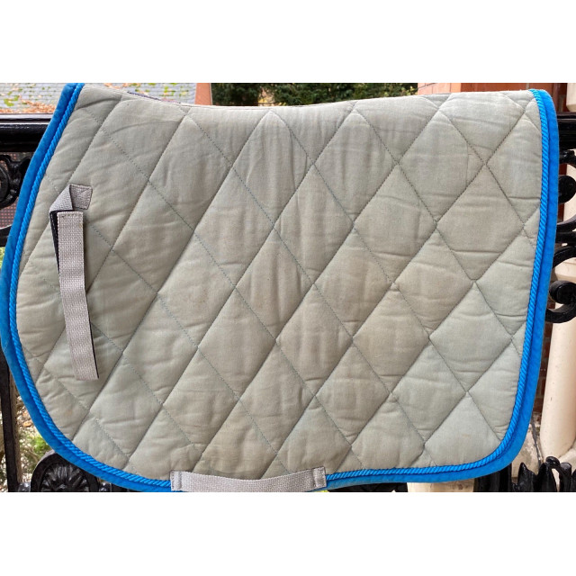 Tapis gris et bleu roi