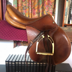 Selle Devoucoux 17,5 pouces en bon état vendu avec les étriers, les étrivières et la sangle