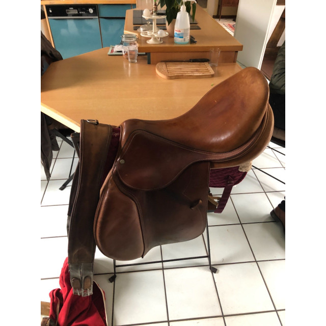 Selle Devoucoux 17,5 pouces en bon état vendu avec les étriers, les étrivières et la sangle