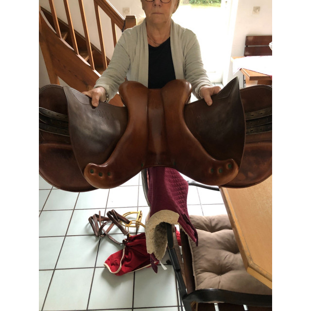 Selle Devoucoux 17,5 pouces en bon état vendu avec les étriers, les étrivières et la sangle