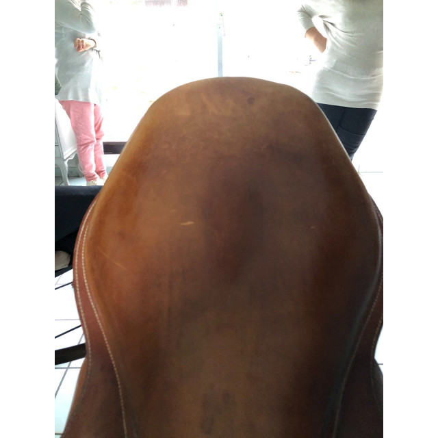 Selle Devoucoux 17,5 pouces en bon état vendu avec les étriers, les étrivières et la sangle