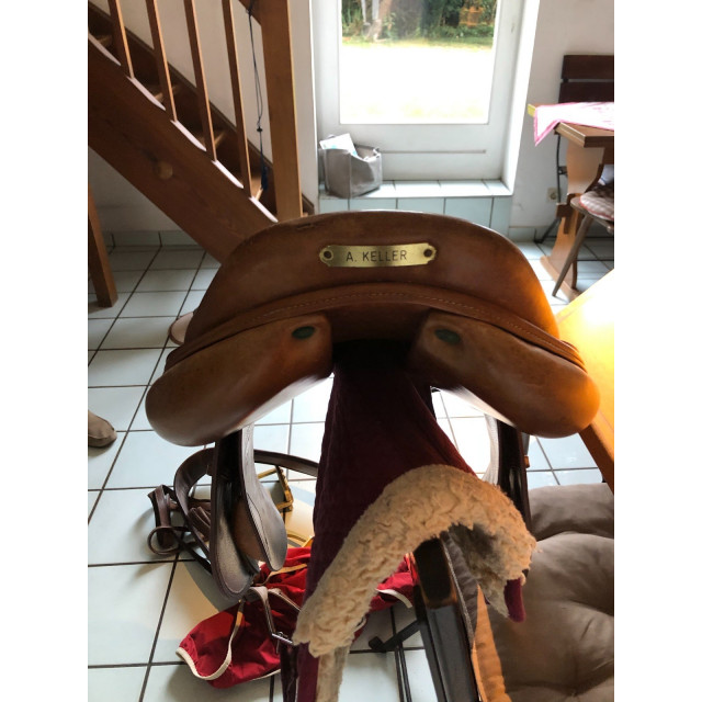 Selle Devoucoux 17,5 pouces en bon état vendu avec les étriers, les étrivières et la sangle