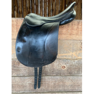 Selle de dressage en cuir noir