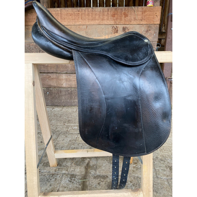 Selle de dressage en cuir noir