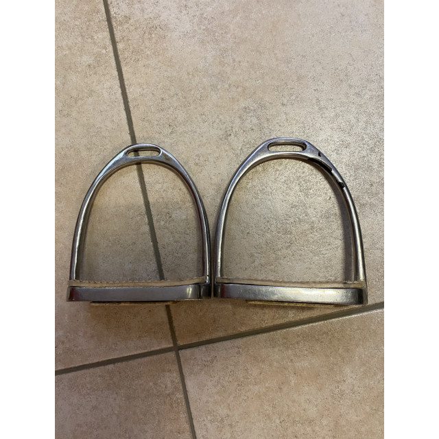 Étriers basiques, planchers blancs