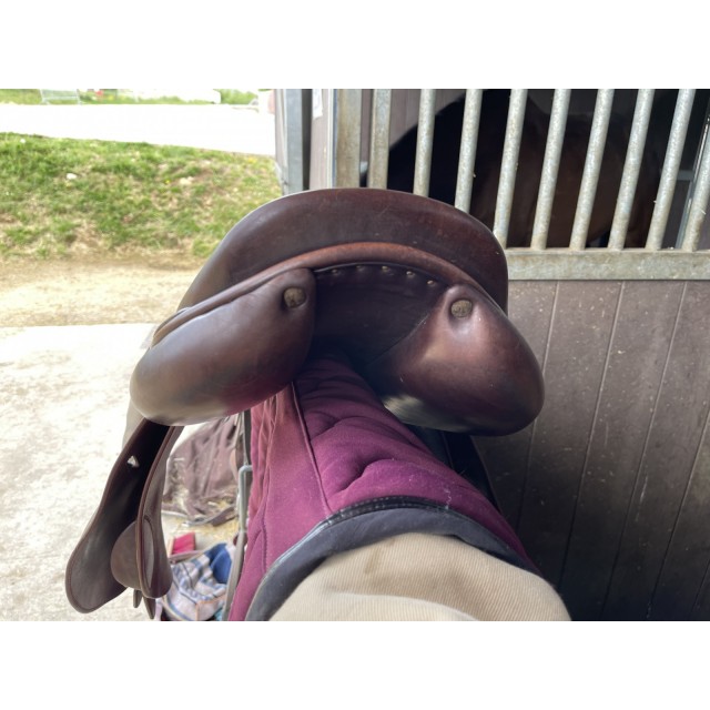 Selle Obstacle havane Childéric FE semi plat 17,5