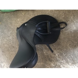 SELLE POLYVALENTE SYNTHÉTIQUE ÉQUIPÉE ÉQUITATION CHEVAL SYNTHIA NOIR 17.5