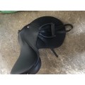 SELLE POLYVALENTE SYNTHÉTIQUE ÉQUIPÉE ÉQUITATION CHEVAL SYNTHIA NOIR 17.5