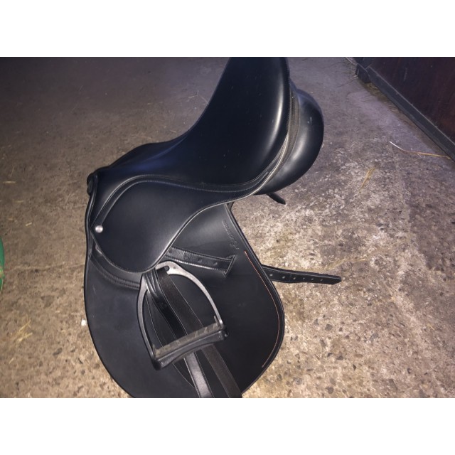 SELLE POLYVALENTE SYNTHÉTIQUE ÉQUIPÉE ÉQUITATION CHEVAL SYNTHIA NOIR 17.5