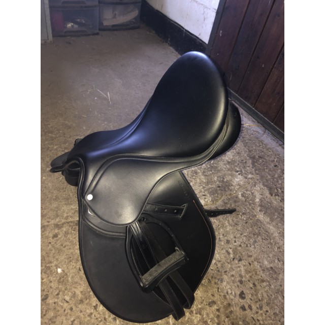 SELLE POLYVALENTE SYNTHÉTIQUE ÉQUIPÉE ÉQUITATION CHEVAL SYNTHIA NOIR 17.5
