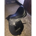 SELLE POLYVALENTE SYNTHÉTIQUE ÉQUIPÉE ÉQUITATION CHEVAL SYNTHIA NOIR 17.5