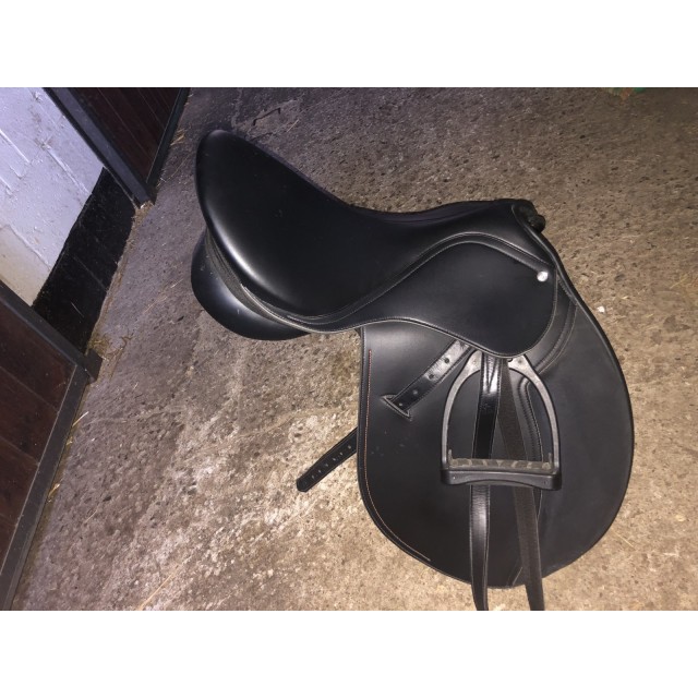 SELLE POLYVALENTE SYNTHÉTIQUE ÉQUIPÉE ÉQUITATION CHEVAL SYNTHIA NOIR 17.5
