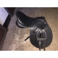 SELLE POLYVALENTE SYNTHÉTIQUE ÉQUIPÉE ÉQUITATION CHEVAL SYNTHIA NOIR 17.5