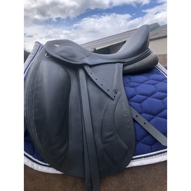 Selle de Dressage Ikonic 17.5