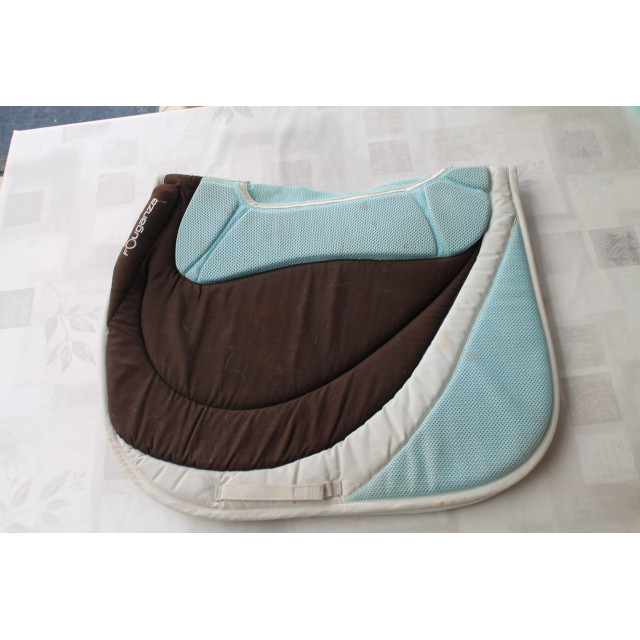 tapis marron et bleu