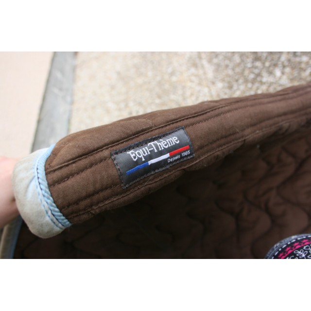 Tapis marron liseré bleu ciel taille cheval