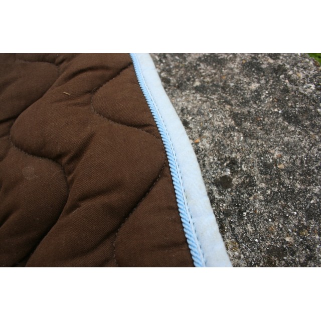 Tapis marron liseré bleu ciel taille cheval