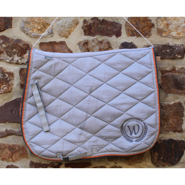 tapis gris et orange