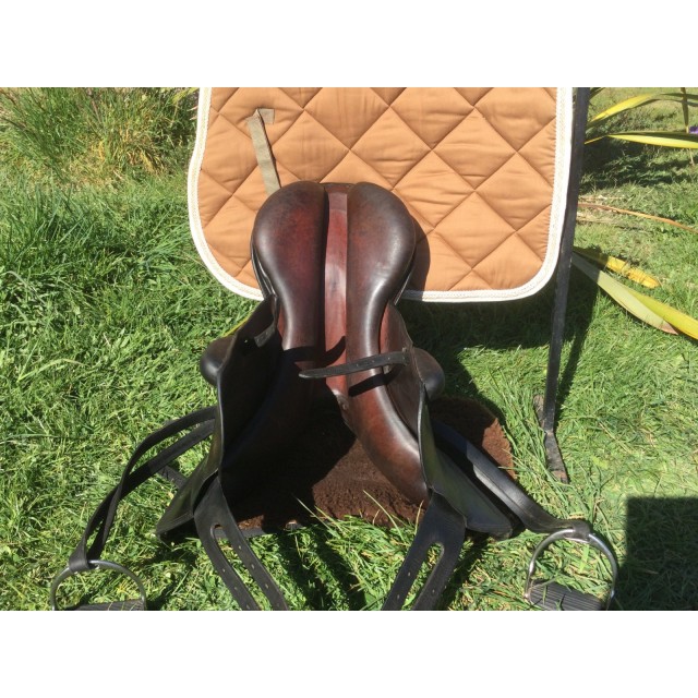 Selle mono quartiers Forestier, siège 17,5 , très confortable.