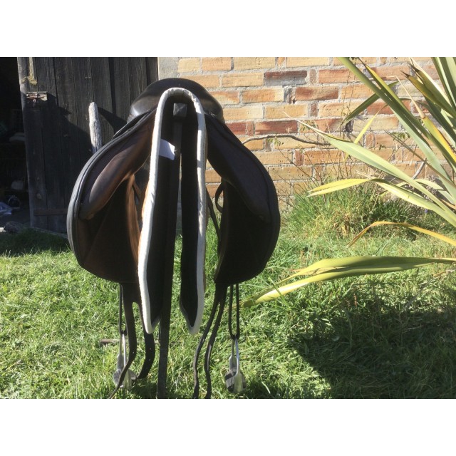 Selle mono quartiers Forestier, siège 17,5 , très confortable.
